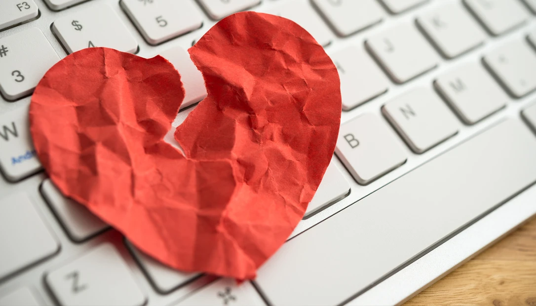 Learn how to spot online dating red flags, avoid catfishing, and stay safe on dating apps with smart tips to protect your identity and privacy.