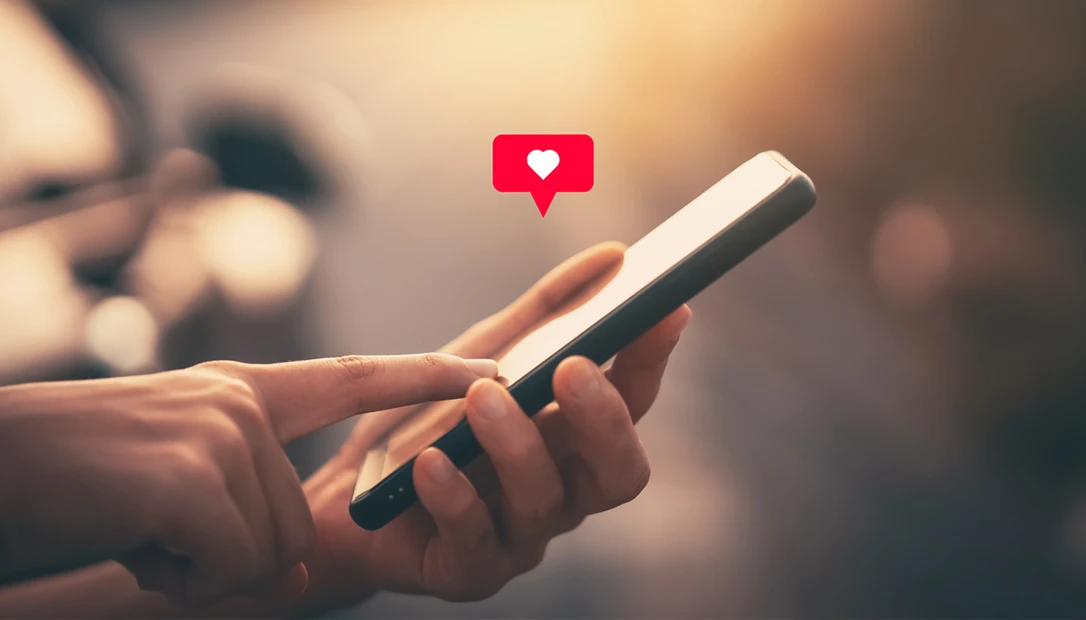 Discover how to avoid catfishing and recognize dating app red flags. Follow proven online dating safety tips to protect yourself and date smarter.